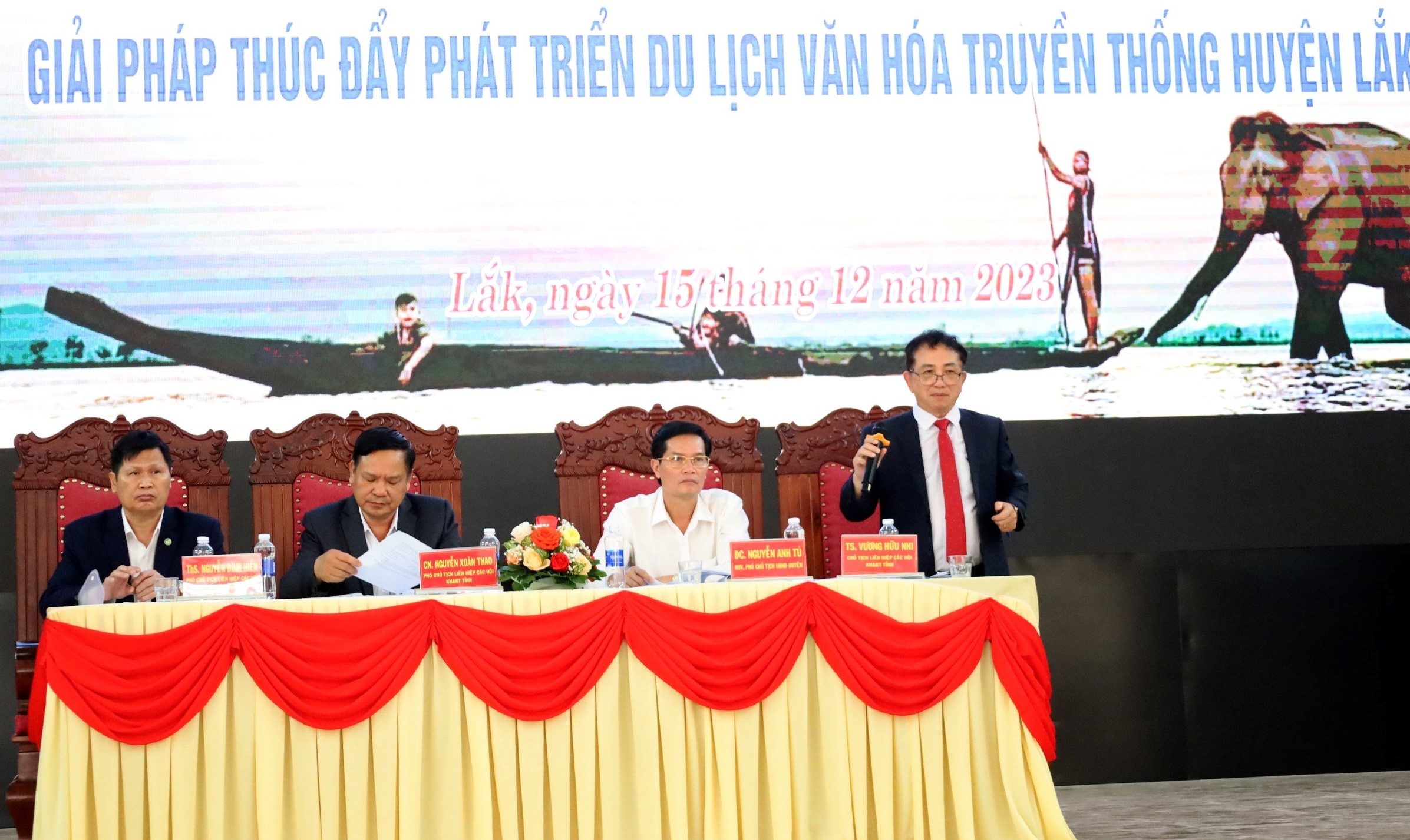 Ông Vương Hữu Nhi – Chủ tịch Liên hiệp các Hội Khoa học Kỹ thuật tỉnh Đắk Lắk phát biểu tại hội thảo.